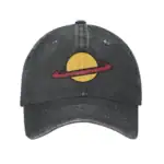 Casquette noire vintage avec logo de planète et anneaux rouges et jaunes.