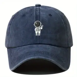 Casquette en denim avec logo d'astronaute cartoon, idéale pour les amateurs de science et d'exploration spatiale. Accessoire tendance pour un look décontracté et original.