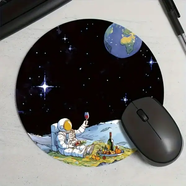 Panneau de souris illustré avec un astronaute dégustant un verre de vin sur la Lune, avec la Terre en arrière-plan dans l'espace.