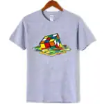 T-shirt gris avec un design de Rubik's Cube en décomposition, illustrant un effet de mouvement et de déconstruction du célèbre puzzle.
