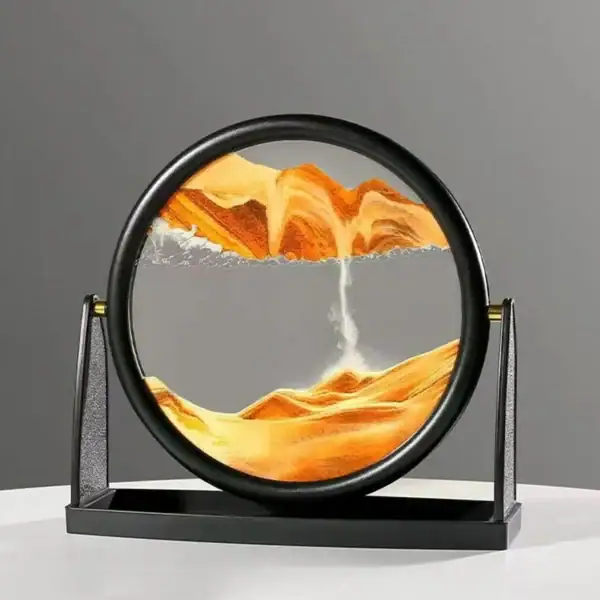 Vase décoratif en forme de cercle avec sable coloré simulant un paysage géologique, posé sur un support noir. Idéal pour la décoration scientifique ou moderne.
