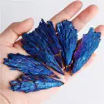 Lazurite naturelle en cristaux bleus vibrants, parfaits pour la décoration scientifique ou comme objet de collection.