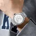 Montre scientifique moderne avec cadran numérique et design épuré, portée au poignet d'une personne.