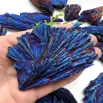 Pierre d'azur brute, pierre précieuse bleue, idéale pour la décoration ou la collection.