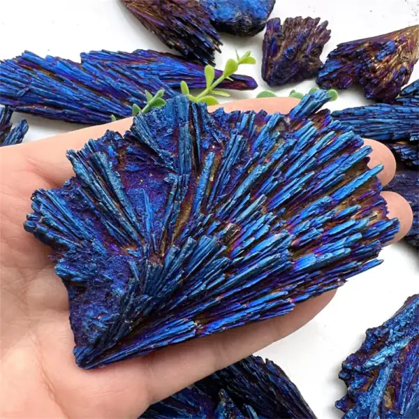 Pierre d'azur brute, pierre précieuse bleue, idéale pour la décoration ou la collection.