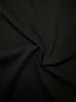 Tissu noir en coton stretch, idéal pour la confection de vêtements, accessoires ou décoration intérieure, offrant confort et élasticité. Parfait pour créations personnalisées ou projets DIY.