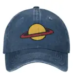 Casquette en denim avec logo de planète à anneaux, style décontracté et tendance.