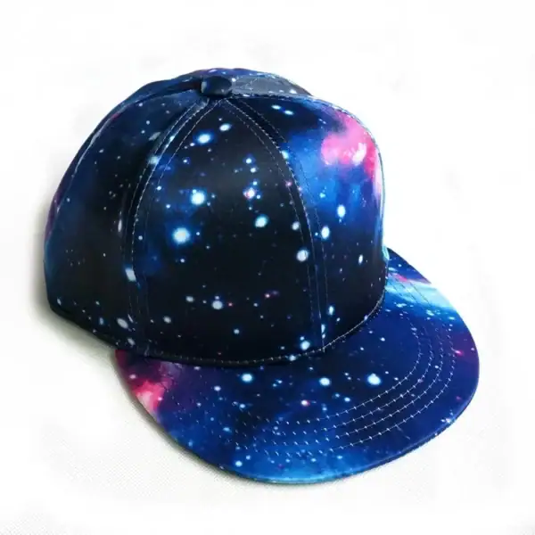 Casquette à motif galaxie avec étoiles et nébuleuses, design cosmique pour un style unique.