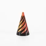 Vase en verre soufflé avec motifs en spirale orange, noir et doré, idéal pour la décoration intérieure ou comme objet de collection.