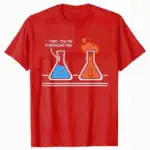 T-shirt avec illustration de deux fioles de laboratoire, l'une bleue et l'autre orange, avec une phrase humoristique "Je pense que tu en fais trop" en haut.