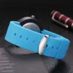 Montre scientifique en silicone bleu avec cadran noir, idéale pour les amateurs de science et de décoration. Accessoire original pour les passionnés de sciences et de gadgets.