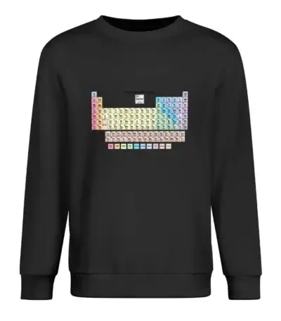 Panneau périodique du tableau scientifique affiché sur un sweat noir, illustrant les éléments chimiques avec leurs symboles et numéros atomiques.