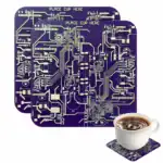 Panneau de circuit imprimé violet avec inscriptions "PLACE CUP HERE" et tasse de café posée sur un circuit imprimé.