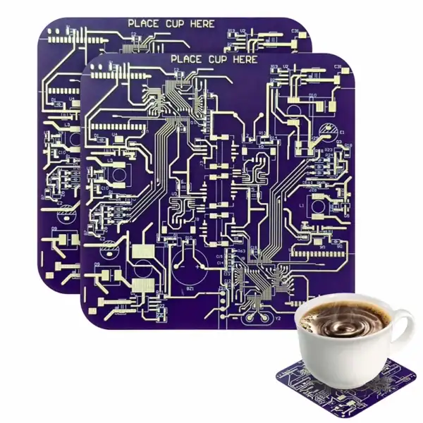 Panneau de circuit imprimé violet avec inscriptions "PLACE CUP HERE" et tasse de café posée sur un circuit imprimé.