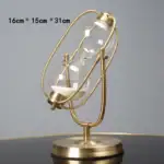 Horloge décorative en verre et métal doré, inspirée d'une structure scientifique, idéale pour la décoration de bureau ou d'étudiant, dimensions 16cm x 15cm x 31cm.