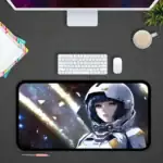 Femme en combinaison spatiale futuriste avec casque, illustrée dans un style numérique, sur un écran de tablette placé sur un bureau moderne.