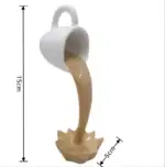 Petite tasse blanche versant un liquide beige simulant un phénomène scientifique, mesurant 15 cm de haut et 5 cm de large.