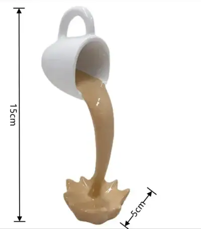 Petite tasse blanche versant un liquide beige simulant un phénomène scientifique, mesurant 15 cm de haut et 5 cm de large.