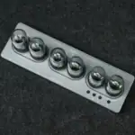 Panneau de contrôle scientifique avec boutons sphériques en métal, utilisé pour des expériences ou des installations de laboratoire.