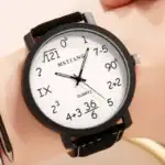 Montre à cadran blanc avec symboles mathématiques et équations, affichant l'heure avec des chiffres et des expressions mathématiques, portée au poignet.