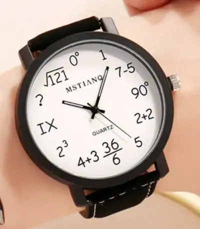 Montre à cadran blanc avec symboles mathématiques et équations, affichant l'heure avec des chiffres et des expressions mathématiques, portée au poignet.