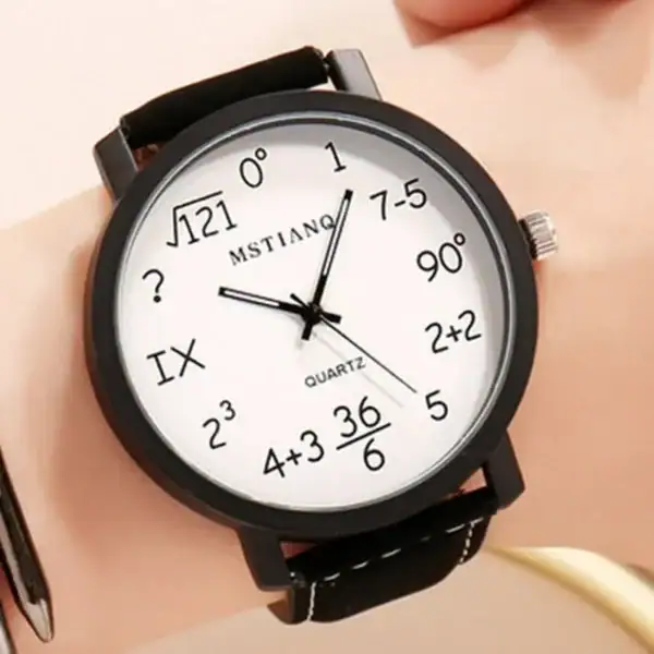 Montre à cadran blanc avec symboles mathématiques et équations, affichant l'heure avec des chiffres et des expressions mathématiques, portée au poignet.