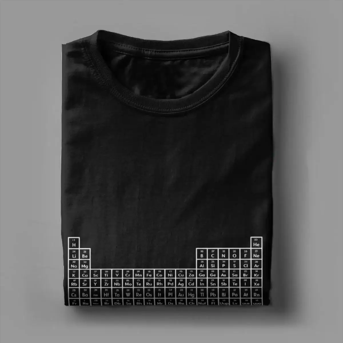 T-shirt noir avec impression du tableau périodique des éléments chimiques, idéal pour les amateurs de science et de chimie, parfait pour une décoration geek ou un cadeau original.