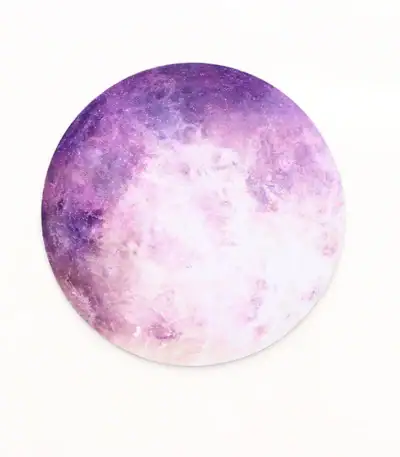 Illustration artistique de la lune en teintes violettes et roses, représentant une scène cosmique mystérieuse et esthétique.