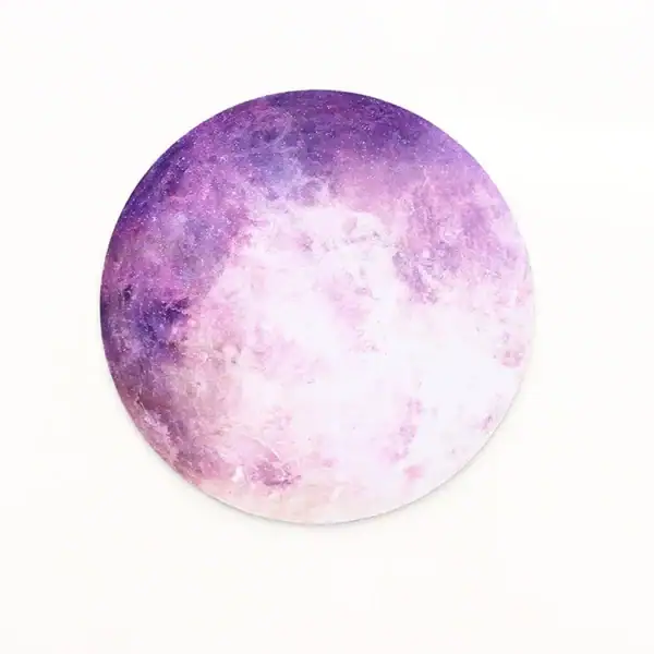Illustration artistique de la lune en teintes violettes et roses, représentant une scène cosmique mystérieuse et esthétique.