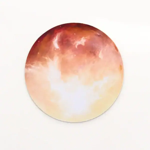 Panneau en verre représentant une lune avec dégradé de couleurs chaudes, évoquant un coucher de soleil ou une phase lunaire.