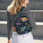 Sac à dos enfant avec motif planètes et étoiles dans l'espace.