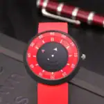 Montre à affichage unique avec cadran rotatif et design moderne, idéale pour les amateurs de gadgets originaux et de décoration scientifique.
