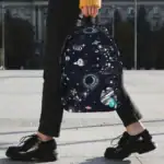 Sac à dos avec motif d'espace et de galaxies, parfait pour les amateurs d'astronomie et de décoration scientifique.