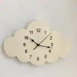 Balancier mural en forme de nuage avec horloge intégrée.