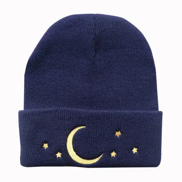 Bonnet en laine bleu marine avec broderie de lune et étoiles dorées, parfait pour un style cosy et scientifique.