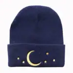 Bonnet en laine bleu marine orné d’un motif lune et étoiles dorées, parfait pour l’hiver ou comme accessoire de mode original.