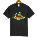 T-shirt noir avec un design de cube de Rubik en fusion, couleurs vives et effets de liquide en mouvement, style moderne et créatif.