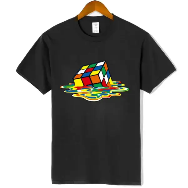 T-shirt noir avec un design de cube de Rubik en fusion, couleurs vives et effets de liquide en mouvement, style moderne et créatif.