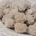 Gros plan sur des cristaux de sel de l'Himalaya, montrant leur texture cristalline et leur couleur rose pâle, parfaits pour la décoration ou la cuisine.