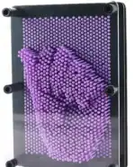 Panneau de particules magnétiques violettes avec pince en main, utilisé pour visualiser les champs magnétiques ou pour des expériences scientifiques éducatives.