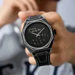 Montre noire avec cadran personnalisé affichant "Who cares, I'm already late".