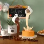 Tasse à café en forme de vague avec liquide chaud, décoration originale pour cuisine ou café, design moderne et artistique, idéale pour les amateurs de café.