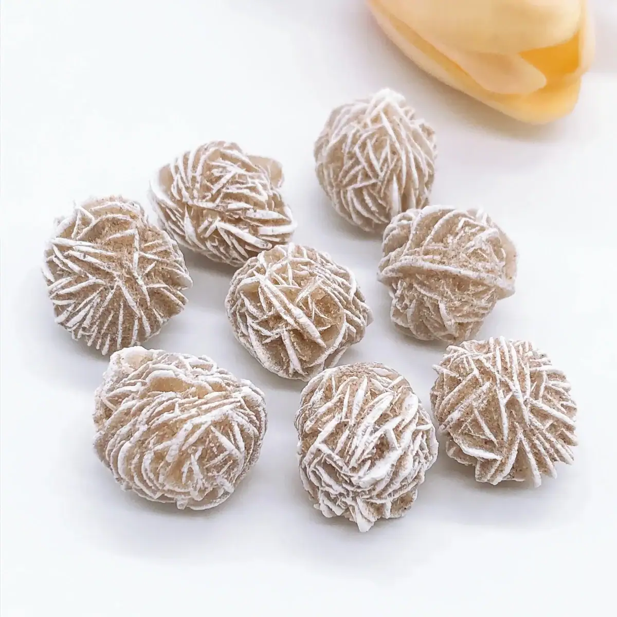 Boules de pâtisserie en forme de sphères, recouvertes de sucre glace, évoquant des éléments scientifiques ou des molécules.