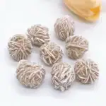 Boules de pâtisserie en forme de sphères, recouvertes de sucre glace, évoquant des éléments scientifiques ou des molécules.