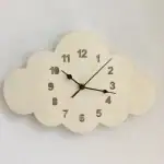 Horloge murale en forme de nuage blanc en bois avec chiffres noirs et aiguilles modernes, idéale pour une décoration originale et ludique.