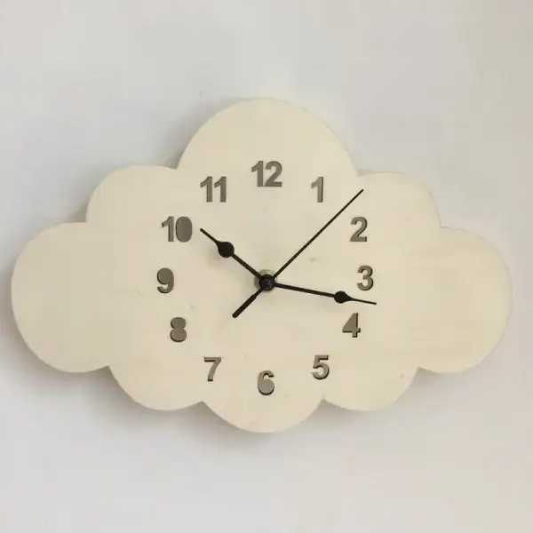 Horloge murale en forme de nuage blanc en bois avec chiffres noirs et aiguilles modernes, idéale pour une décoration originale et ludique.