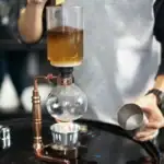 Dispositif de distillation de laboratoire avec liquide en ébullition, utilisé pour la séparation de substances chimiques.