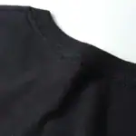 T-shirt noir uni, tissu doux et confortable, idéal pour un style décontracté ou casual. Parfait pour toutes les occasions, facile à associer avec différents vêtements.
