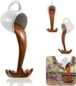 Tasse blanche versant du chocolat liquide dans une cuillère en forme de fleur, décoration de cuisine ou de bureau.