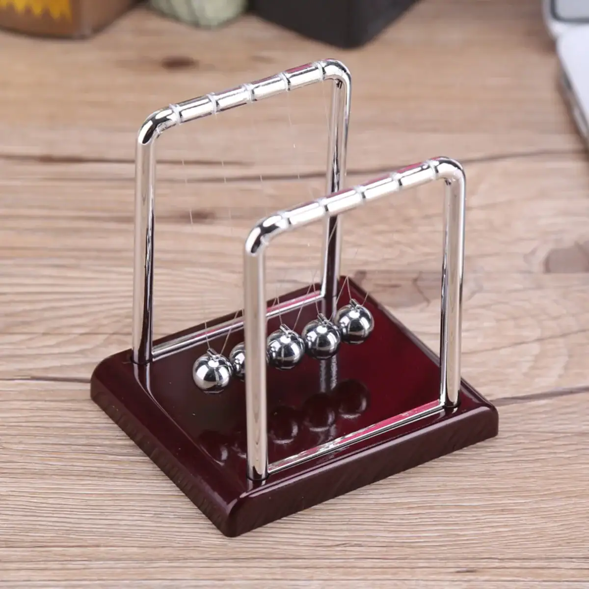 Péde à Newton en métal et bois, outil scientifique pour démonstration de lois de la physique, parfait pour l'enseignement et la décoration de style scientifique.